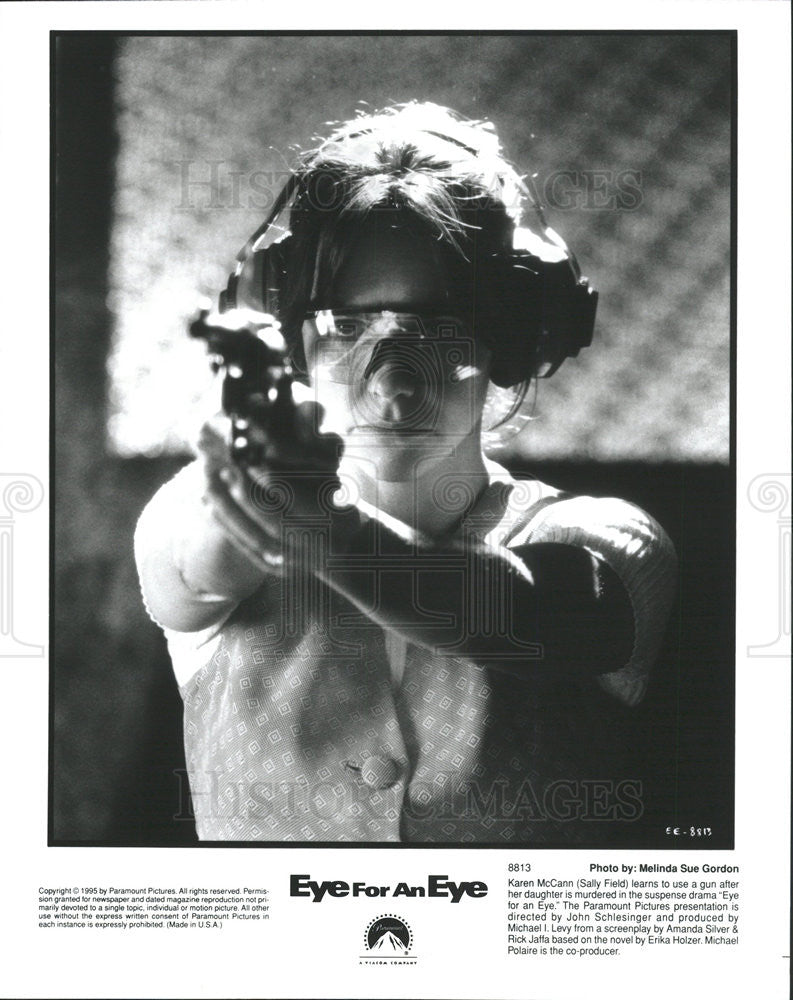 1995 Press Photo EYE FOR AN EYE Sally Filed ( Karen McCann) pointing a gun - Historic Images