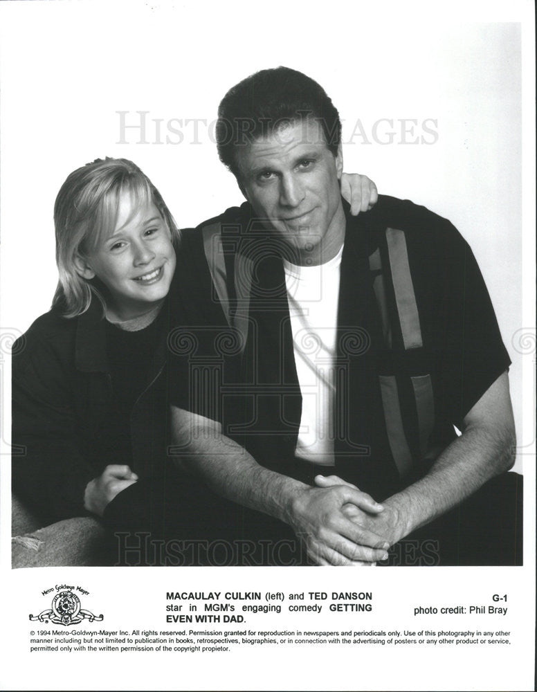 1994 Press Photo Macaulay Culkin &amp; Ted Danson in &quot;Getting Even with Dad&quot; - Historic Images