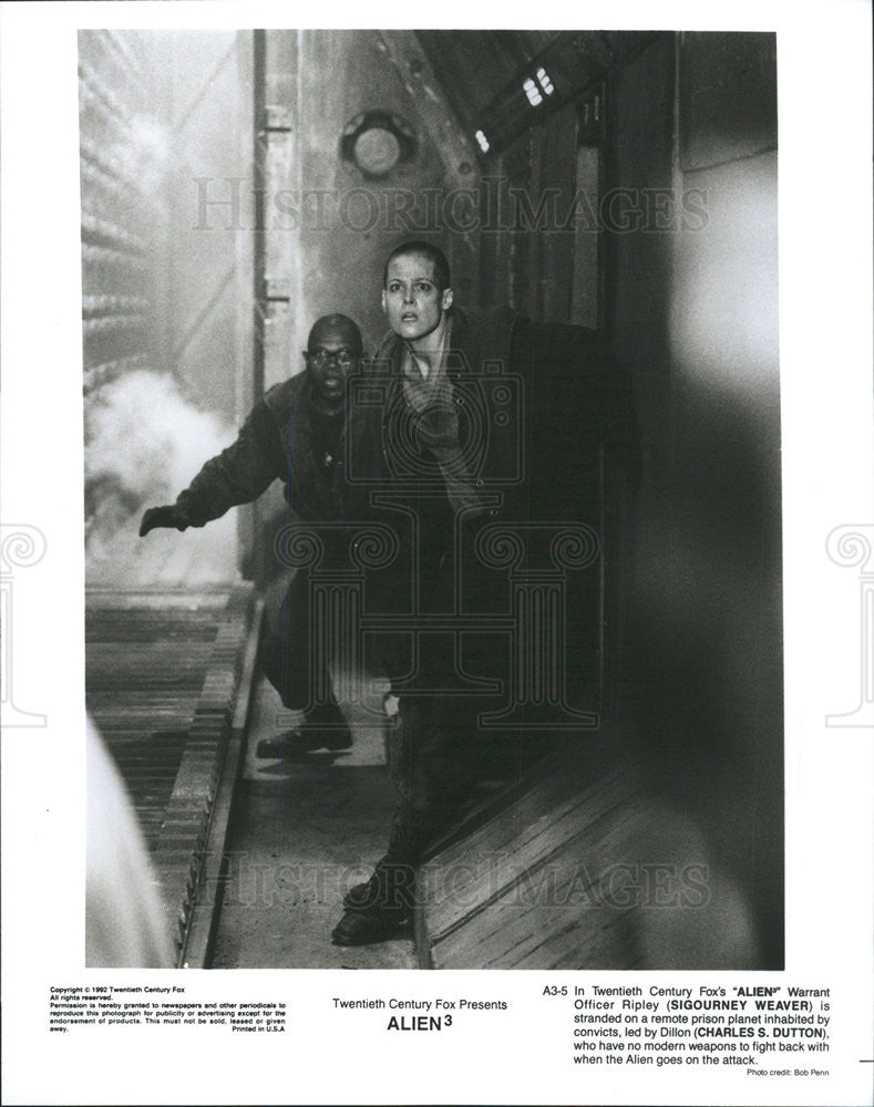 1992 Press Photo Sigourney Weaver and Charles Dutton in &quot;Alien 3&quot; - Historic Images