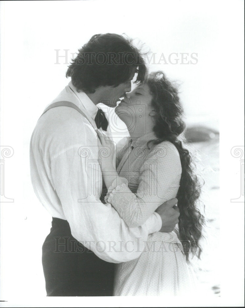 1984 Press Photo Copy Christopher Reeve/Madeline Potter Kiss In The Bostonians - Historic Images