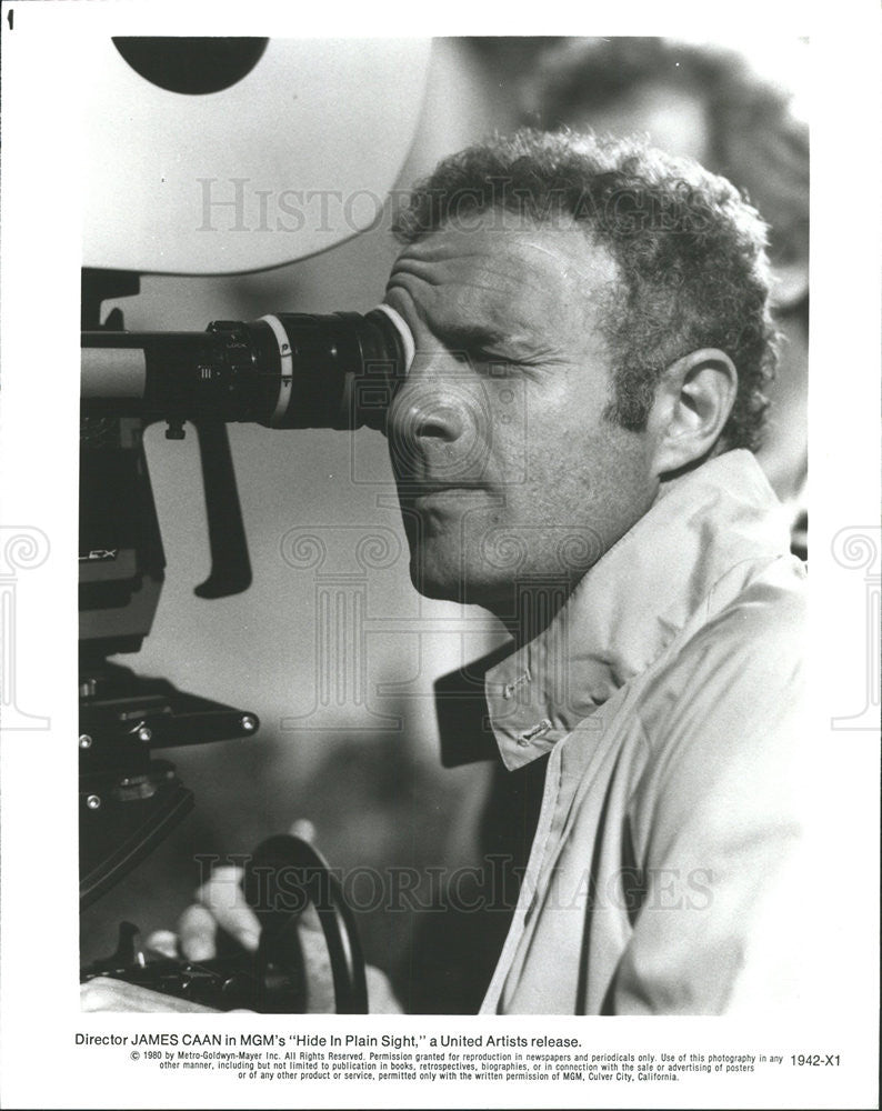 1980 Press Photo James Caan Director Filming Shooting Hide In Plain Sight Film - Historic Images