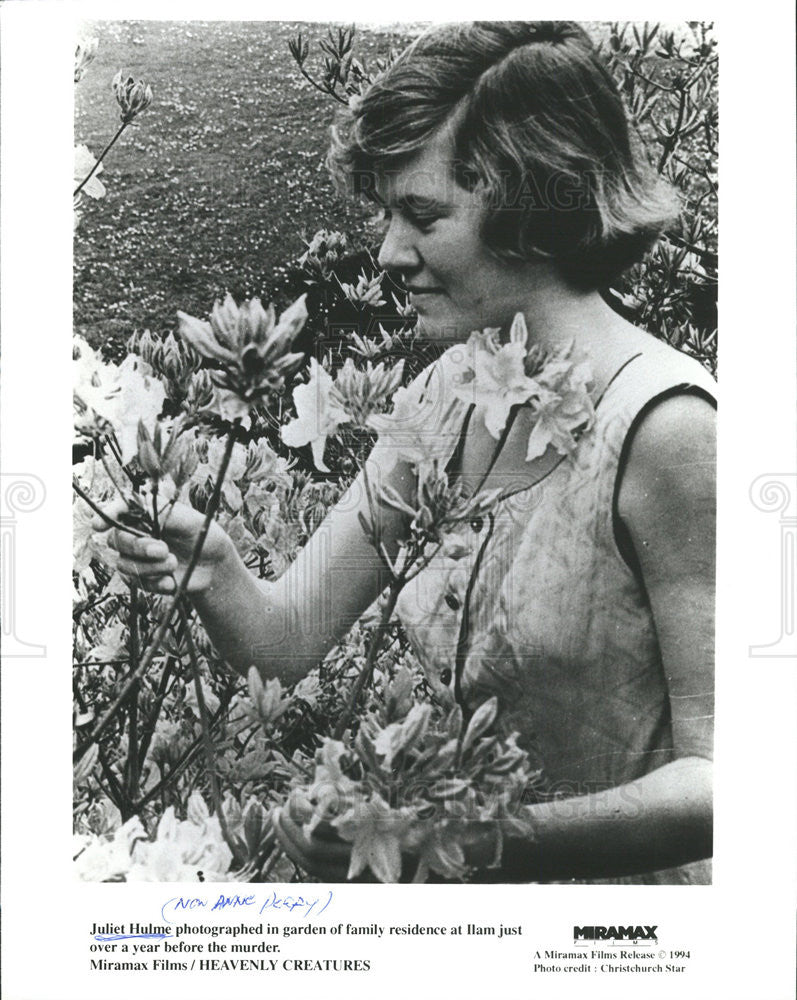 1994 Press Photo Juliet Hulme in Garden - Historic Images