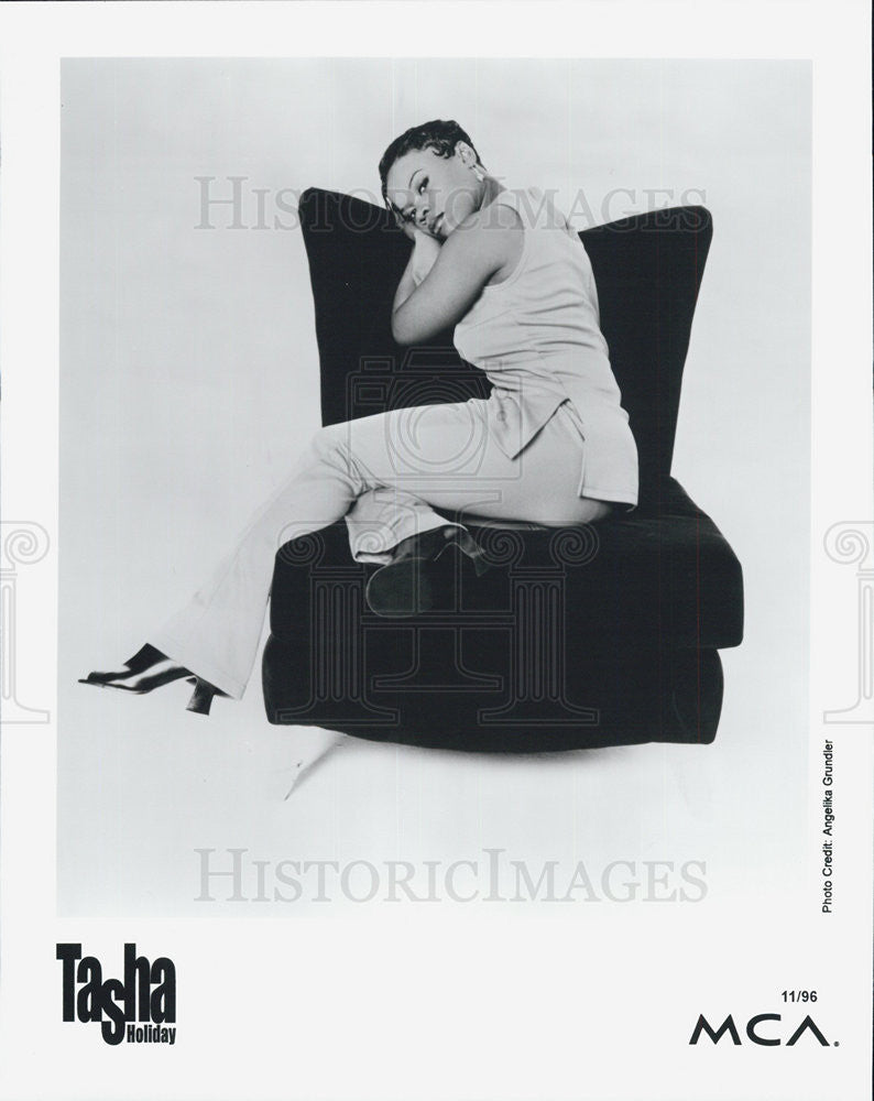 1996 Press Photo Singer Tasha Holiday Portrait Black Chair - Historic Images