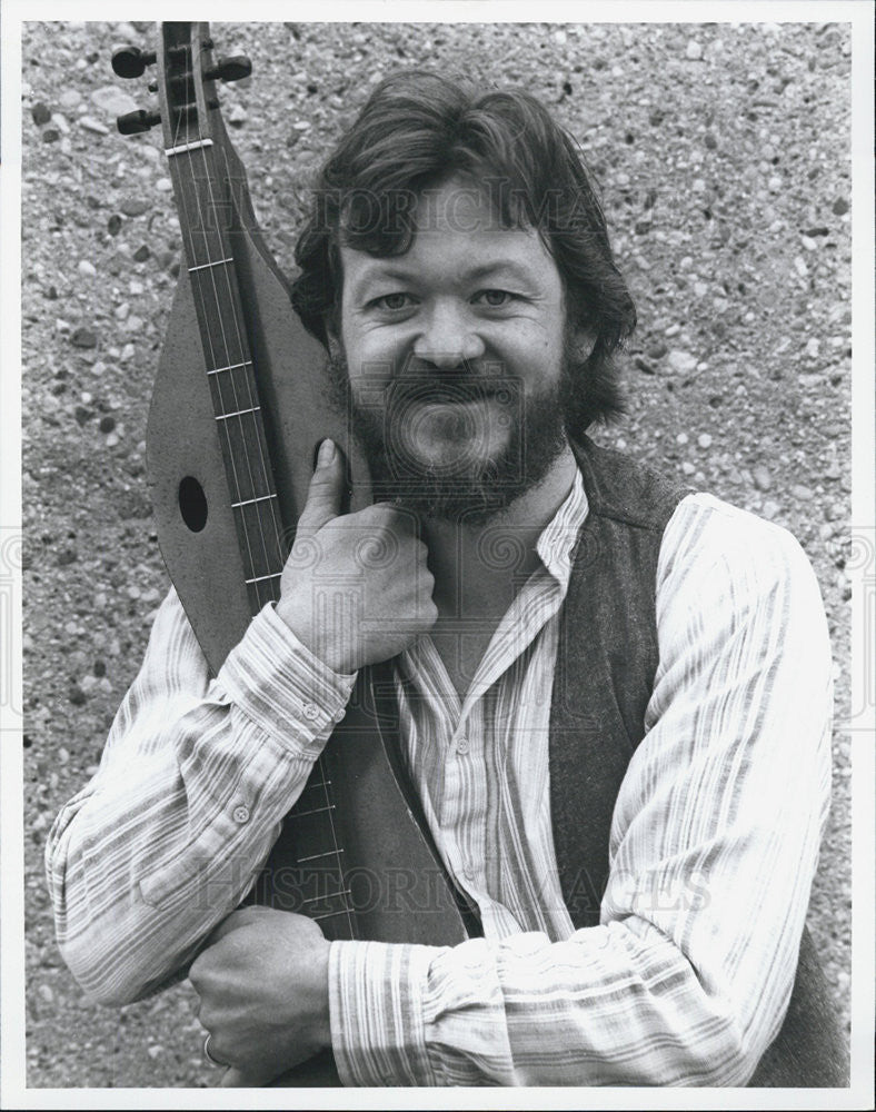 Press Photo Musician Jim Perkins Holding Stringed Instrument - Historic Images