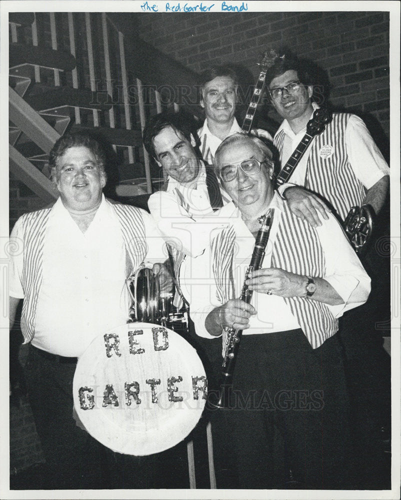 Press Photo Red Garter Band - Historic Images