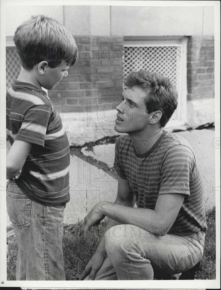 1981 Press Photo Joey Turley Actor Fred Lehne Children Nobody Wanted Movie Film - Historic Images