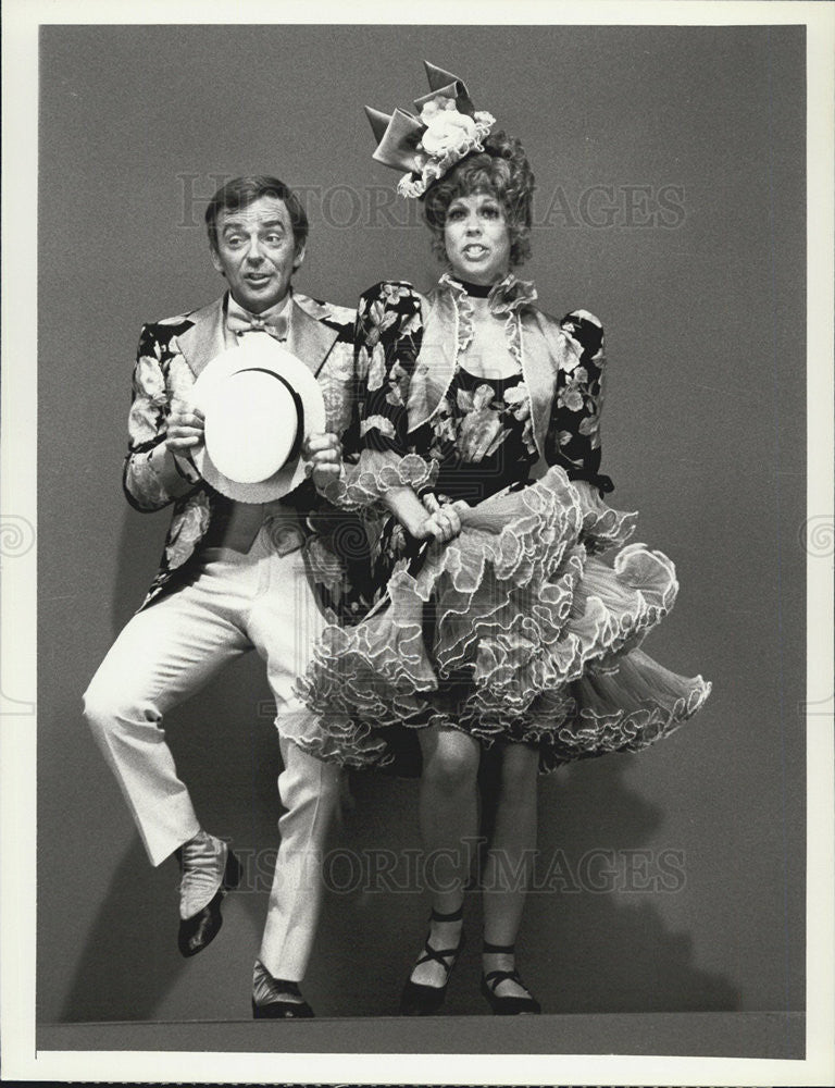 1977 Press Photo Ken Berry and Vicki Larence in The Carol Burnett Show - Historic Images