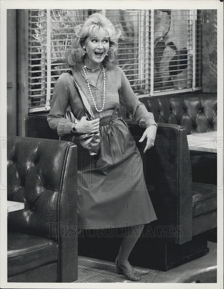 Press Photo Woman entering bar in unknown movie or TV scene - Historic Images