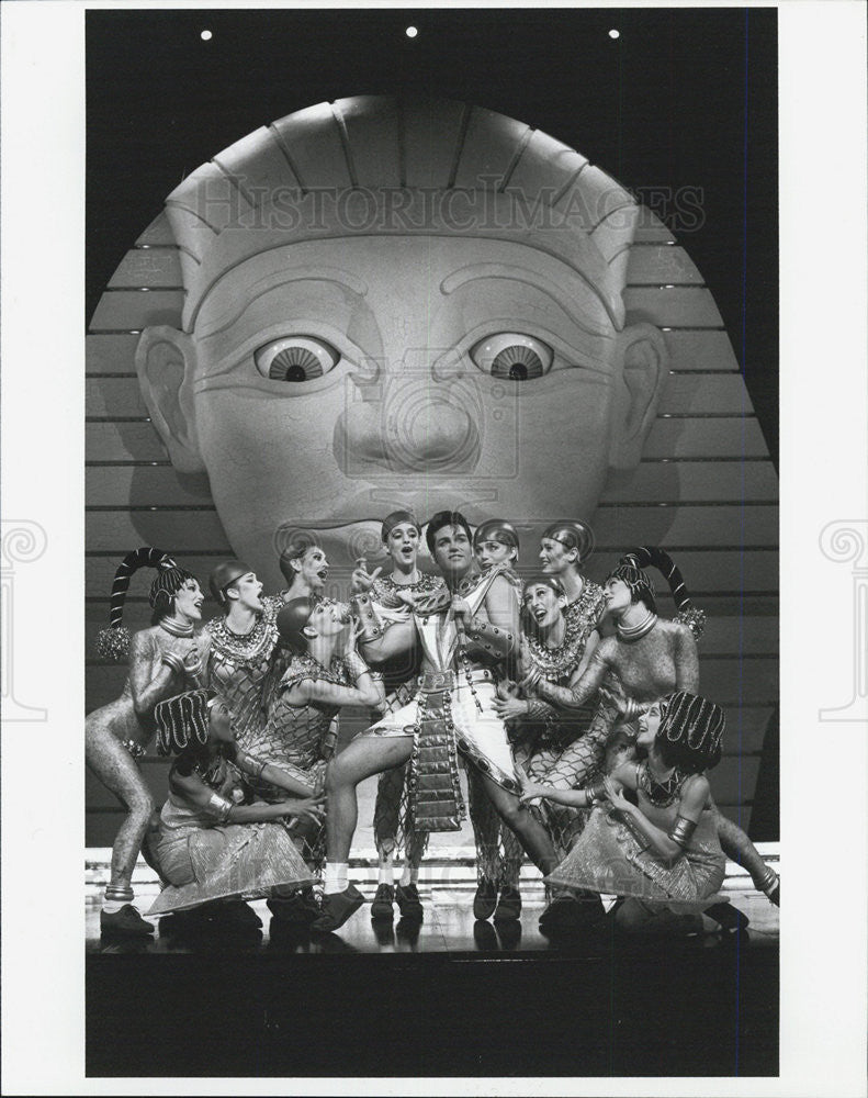 Press Photo People doing Egyptian stage show in front of Sphinx prop - Historic Images