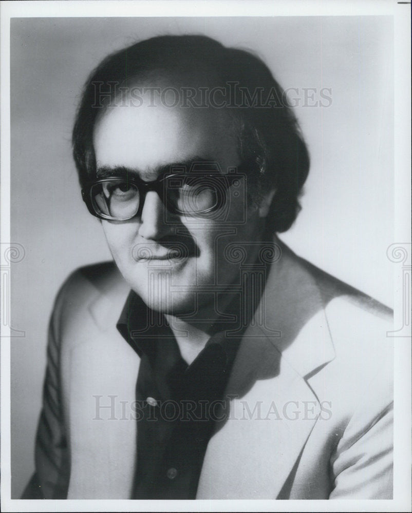 Press Photo James Burr hosting a show about modern day technology - Historic Images