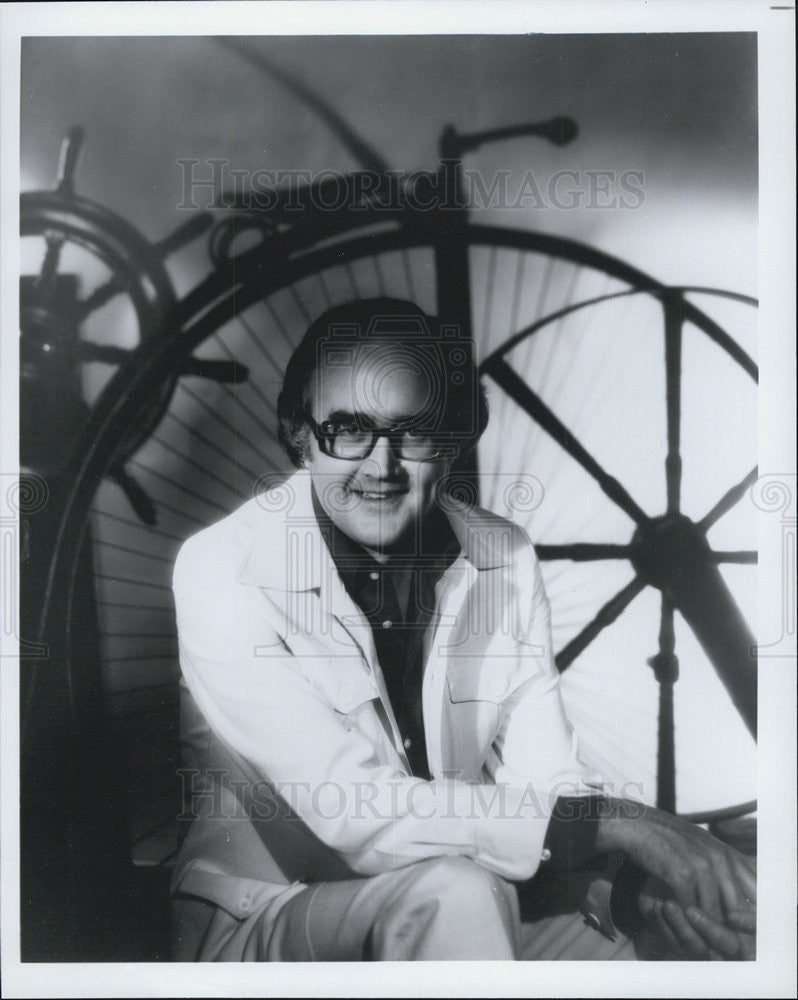 Press Photo James Burr speaking about modern day technology on television - Historic Images