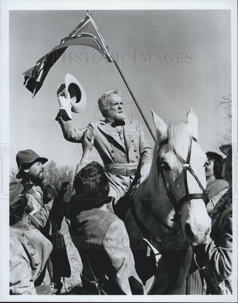 1982 Press Photo Robert Simonds Actor Blue And Grey - Historic Images