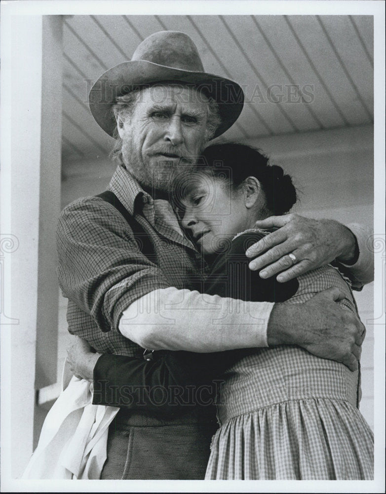 1982 Press Photo Lloyd Bridges Colleen Dewhurst Actors Blue And Gray - Historic Images