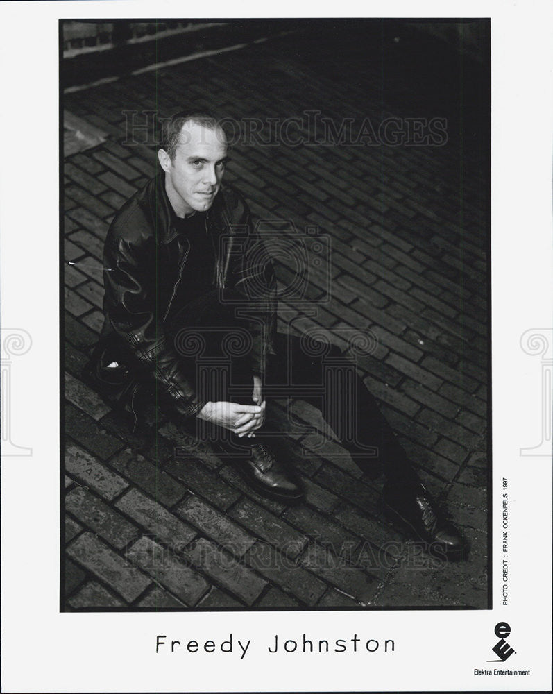 1997 Press Photo Musician Freedy Johnston Portrait Sitting On Brick Street - Historic Images