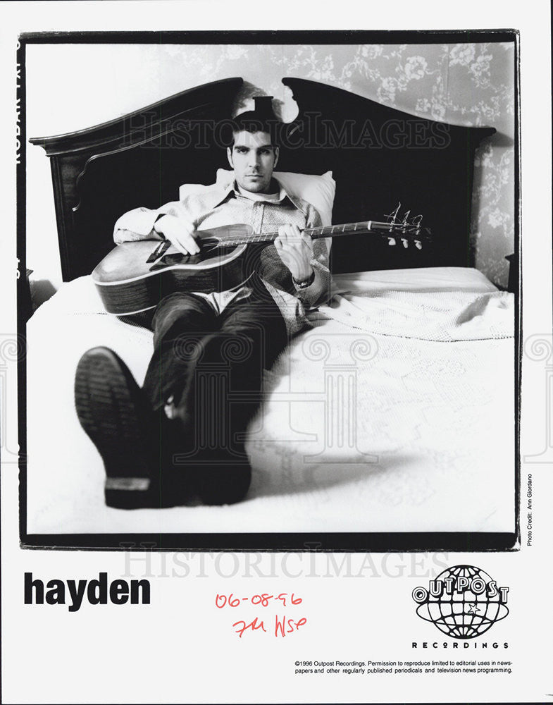 1996 Press Photo Outpost Recordings Recording Artist Hayden On Bed With Guitar - Historic Images