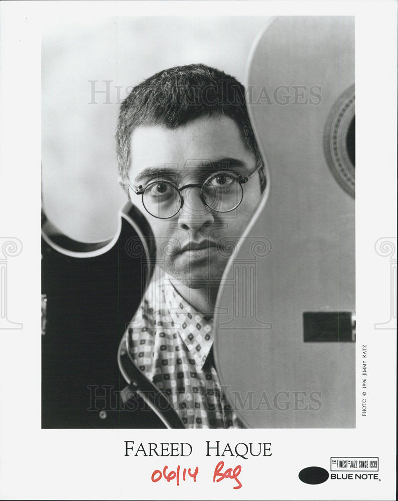 1996 Press Photo Blue Note Recording Artist Fareed Haque Hiding Behind Guitars - Historic Images