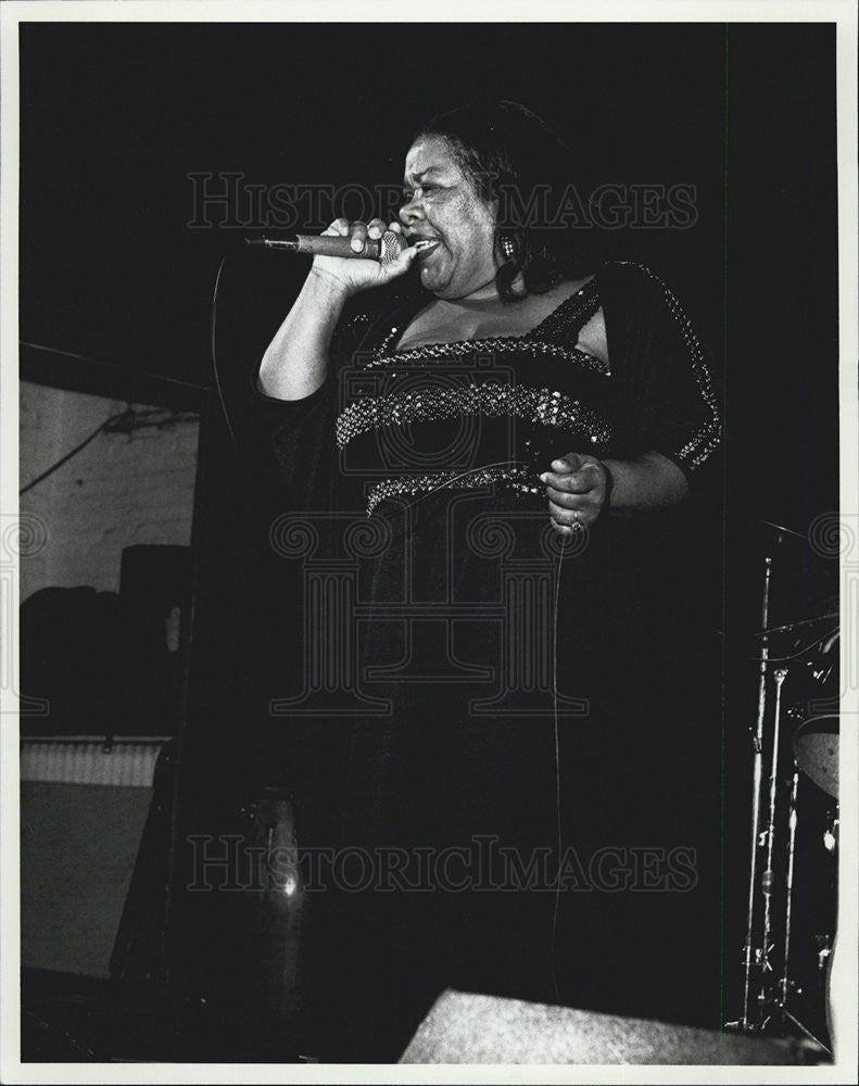 Press Photo Juanith McCray Singer St. Andrew&#39;s Hall - Historic Images