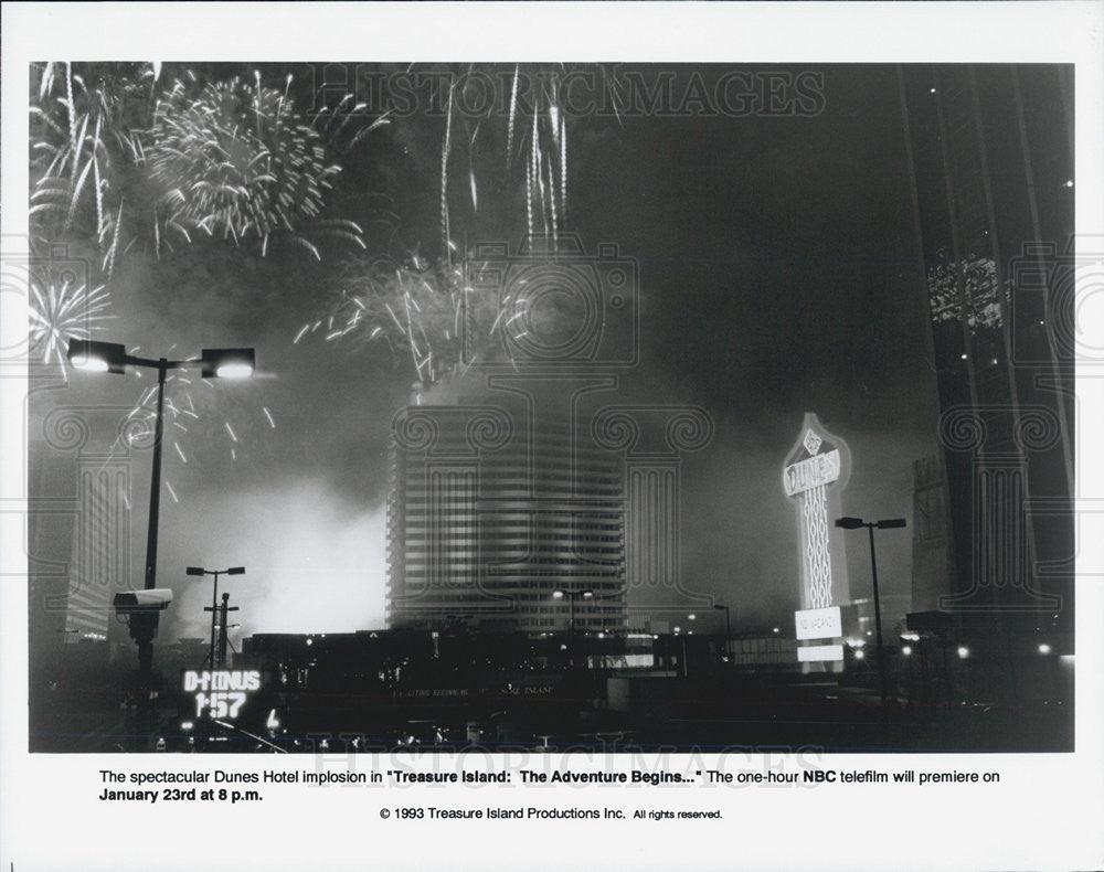 1993 Press Photo of The Dunes Hotel Implosion scene in &#39;Treasure Island&quot; - Historic Images