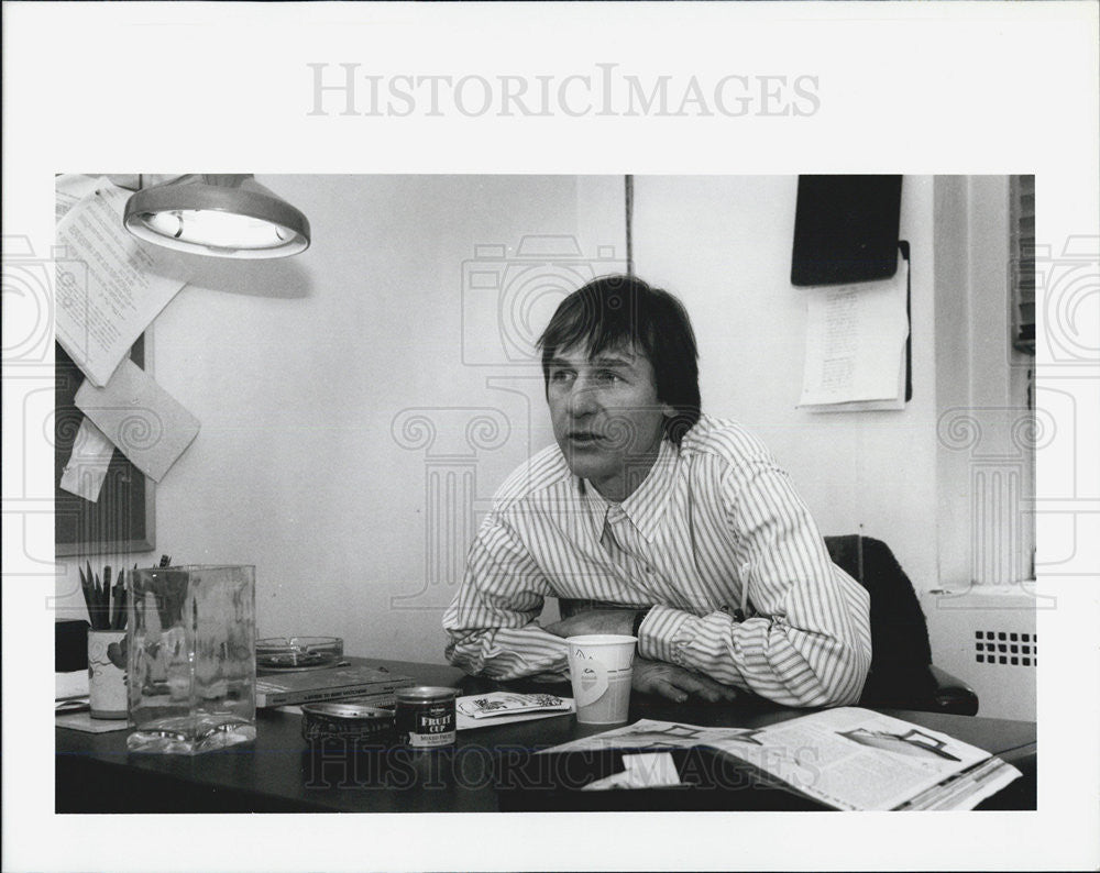 1991 Press Photo Comedian A. Whitney Broune Of Saturday Night Live In His Office - Historic Images