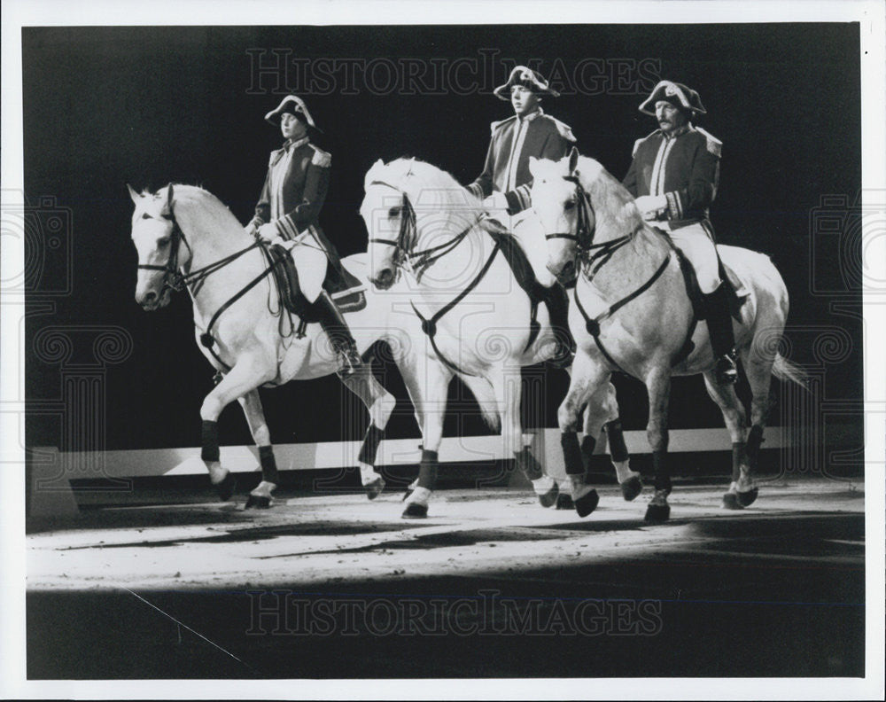Press Photo Three British soldiers on horses during a show - Historic Images