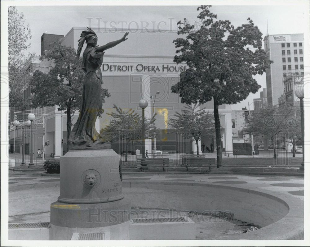 Press Photo Detroit Opera House Exterior Statue - Historic Images