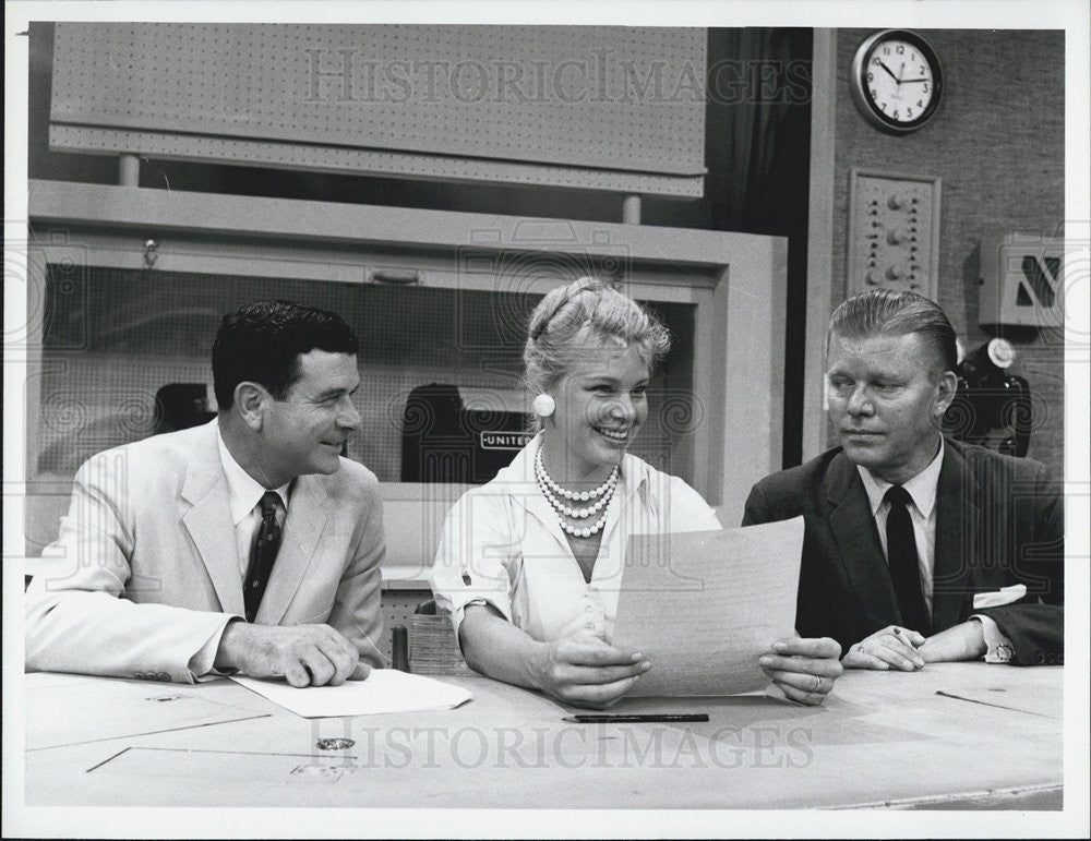 1958 Press Photo Newsman Frank Blair and Jack Lescoulie with Betsy Palmer - Historic Images