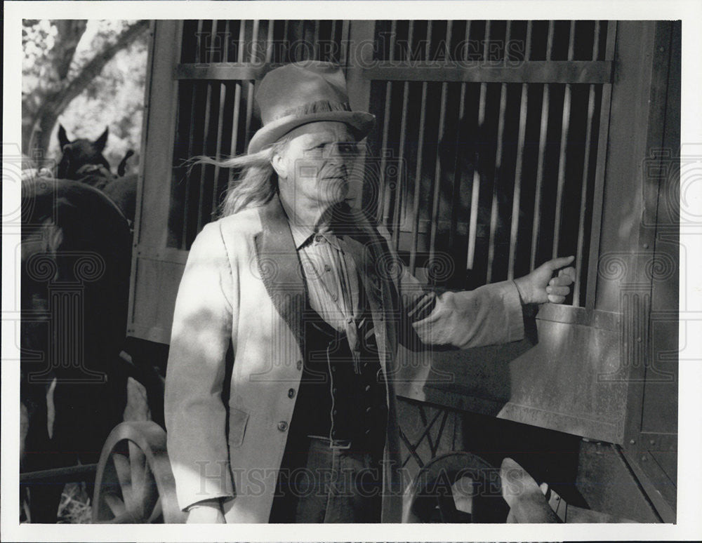 1989 Press Photo Actor Dehl Berti Stars In CBS Television Show Paradise - Historic Images