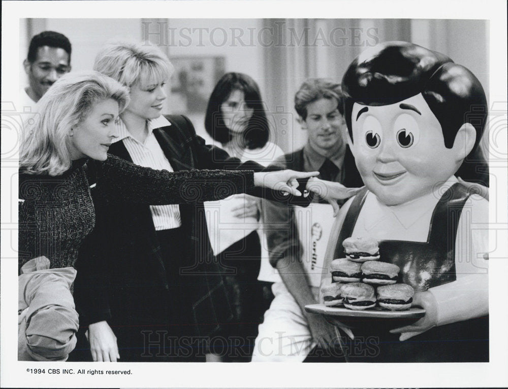 Press Photo Candice Bergen and a statue of Meaty Boy - Historic Images