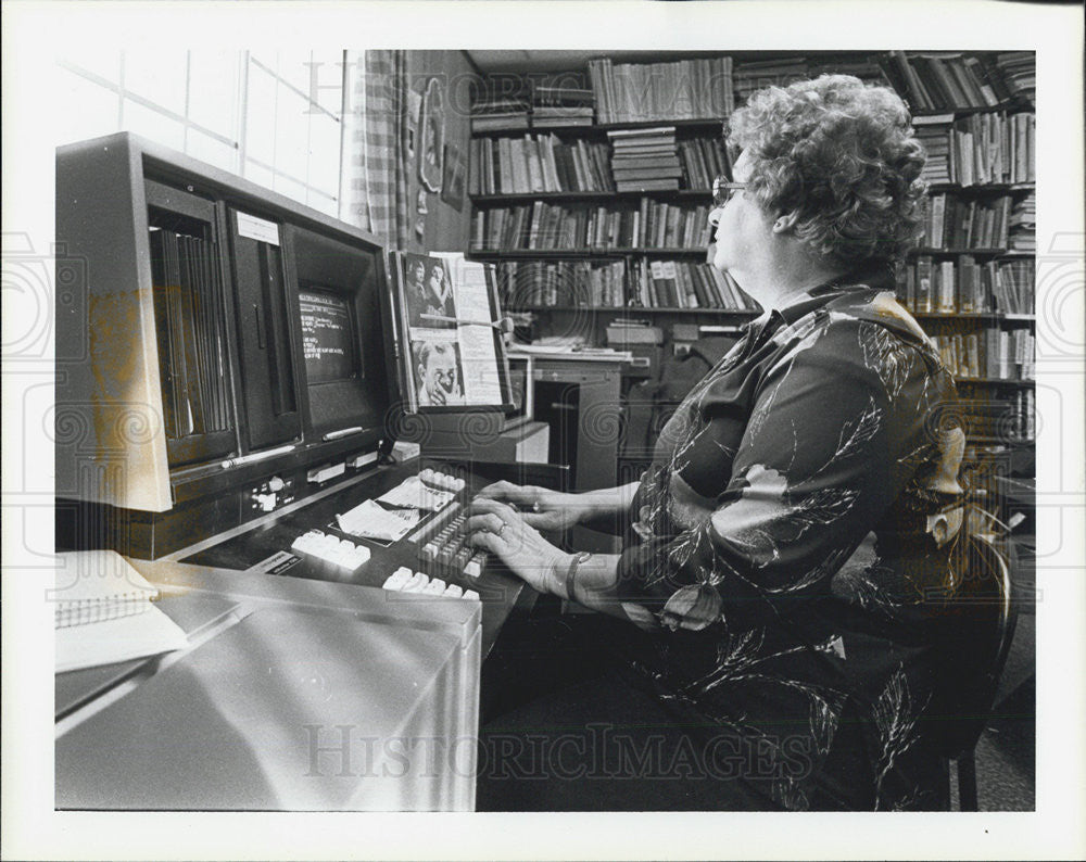 1983 Press Photo Woman working on a computer - Historic Images