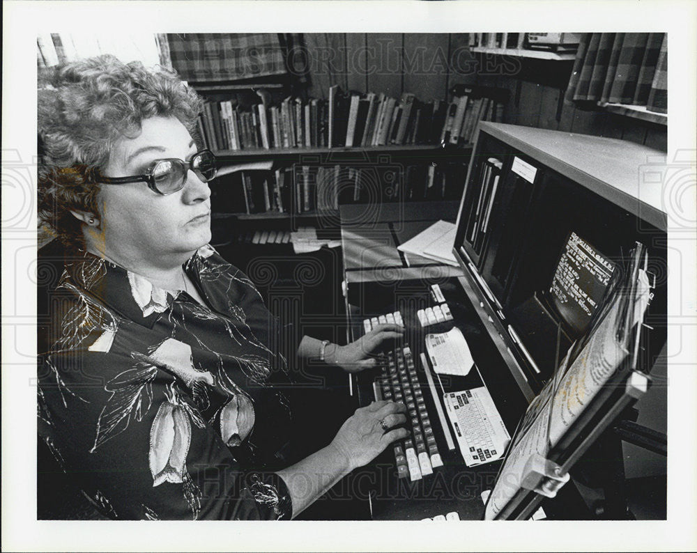 1983 Press Woman working on a computer - Historic Images