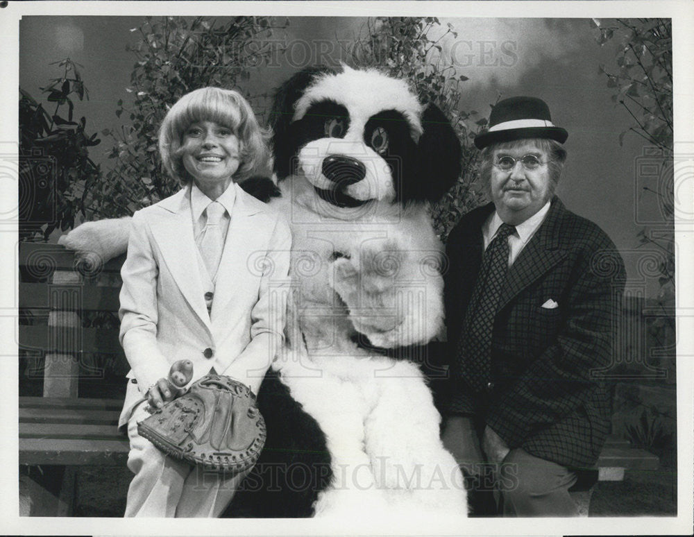 1989 Press Photo Actress Carol Channing, Cosmo Allegretti (Dog), and Actor Bob - Historic Images