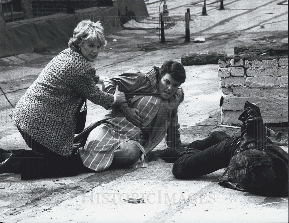 Press Photo Helping a preganant woman up in a movie scene - Historic Images