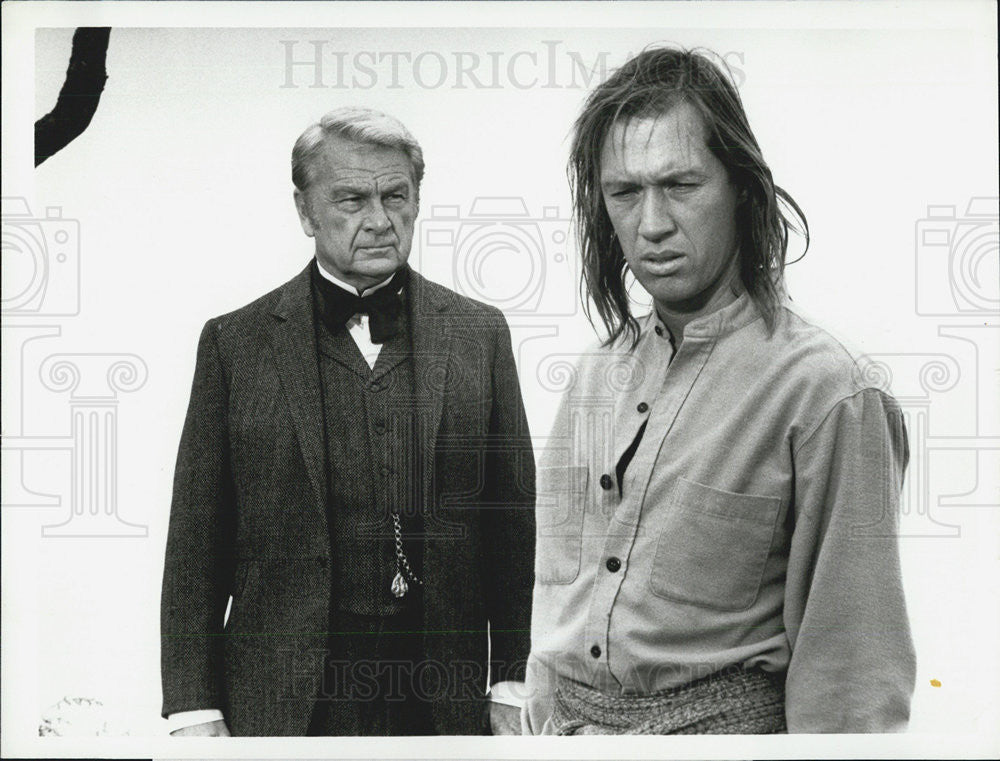 1974 Press Photo Eddie Albert and David Carradine in Kung Fu - Historic Images