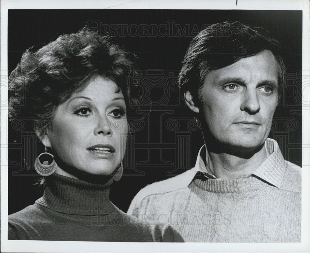 Press Photo Mary Tyler Moore And Alan Alda At Benefit Gala Because We Care - Historic Images