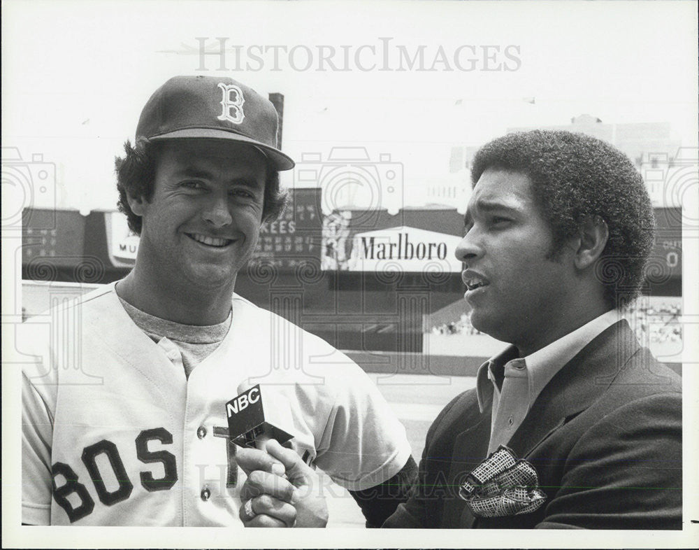 Press Photo Boston Red Sox Outfielder Fred Lynn With Sportscaster Bryant Gumbel - Historic Images