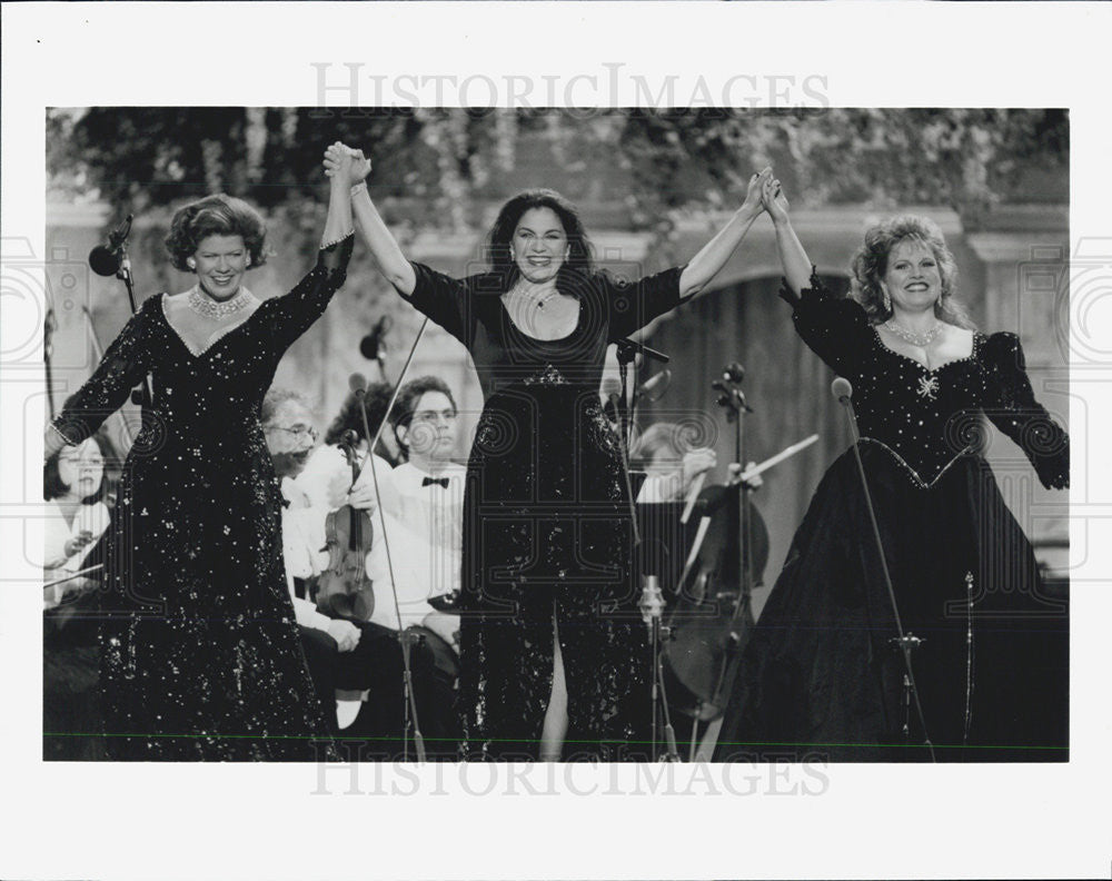 Press Photo Unknown singing trio - Historic Images