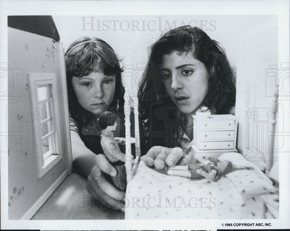 1985 Press Photo Actors Niki Scalera and kelly Wolf - Historic Images