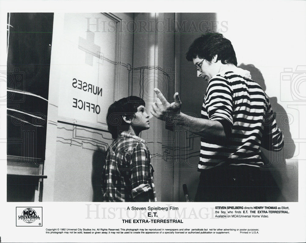 1982 Press Photo Spielberg Directs Henry Thomas in &quot;E. T.&quot; - Historic Images