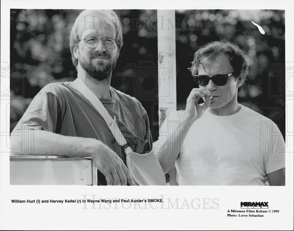 1995 Press Photo Actors William Hurt and Wayne Wang in &quot;Smoke&quot; - Historic Images