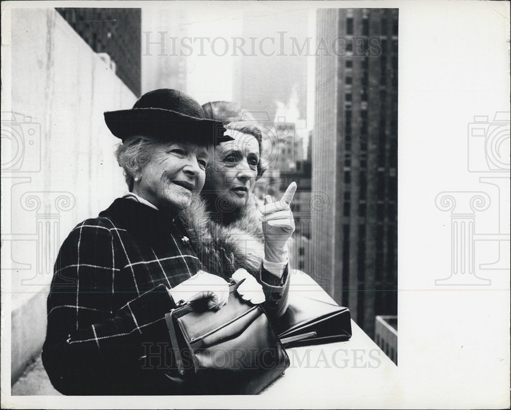 1973 Press Photo Helen Hayes, Mildred Natwide - Historic Images