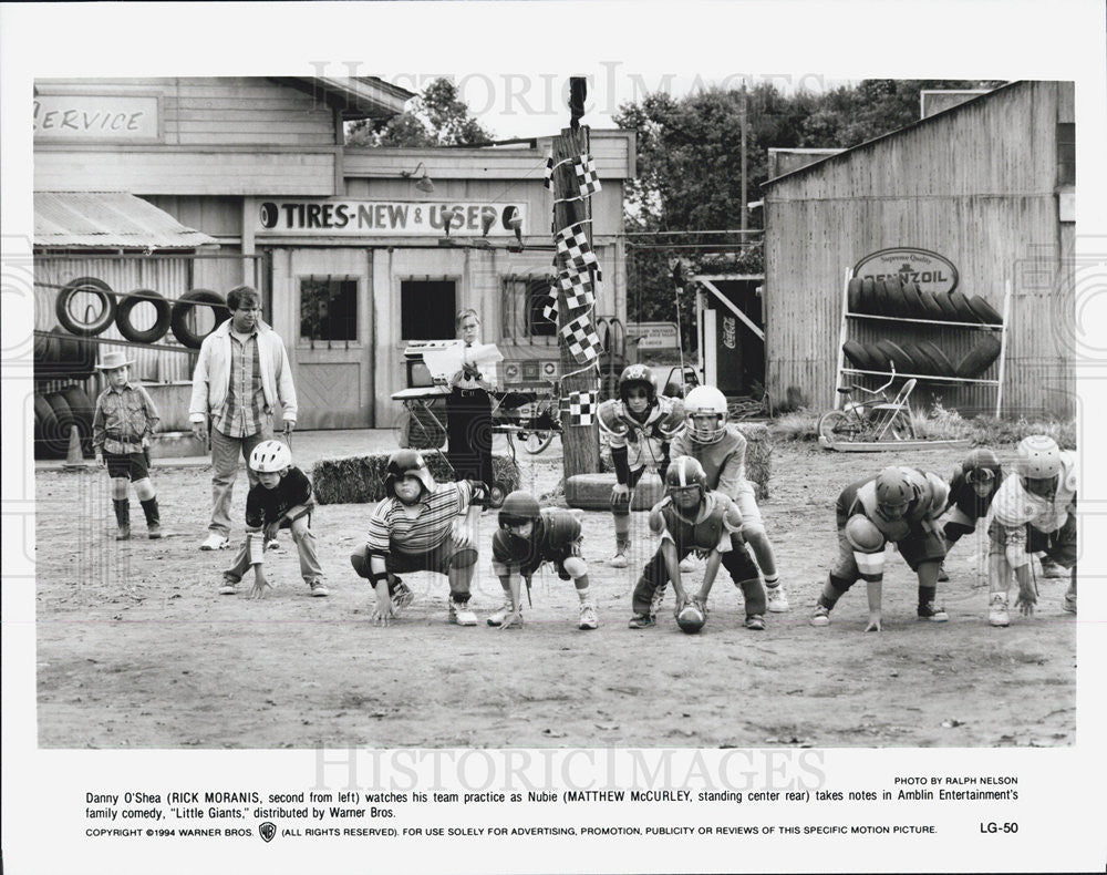 1994 Press Photo Rick Moranis, Matthew McCurley in &quot;Little Giants.&quot; - Historic Images