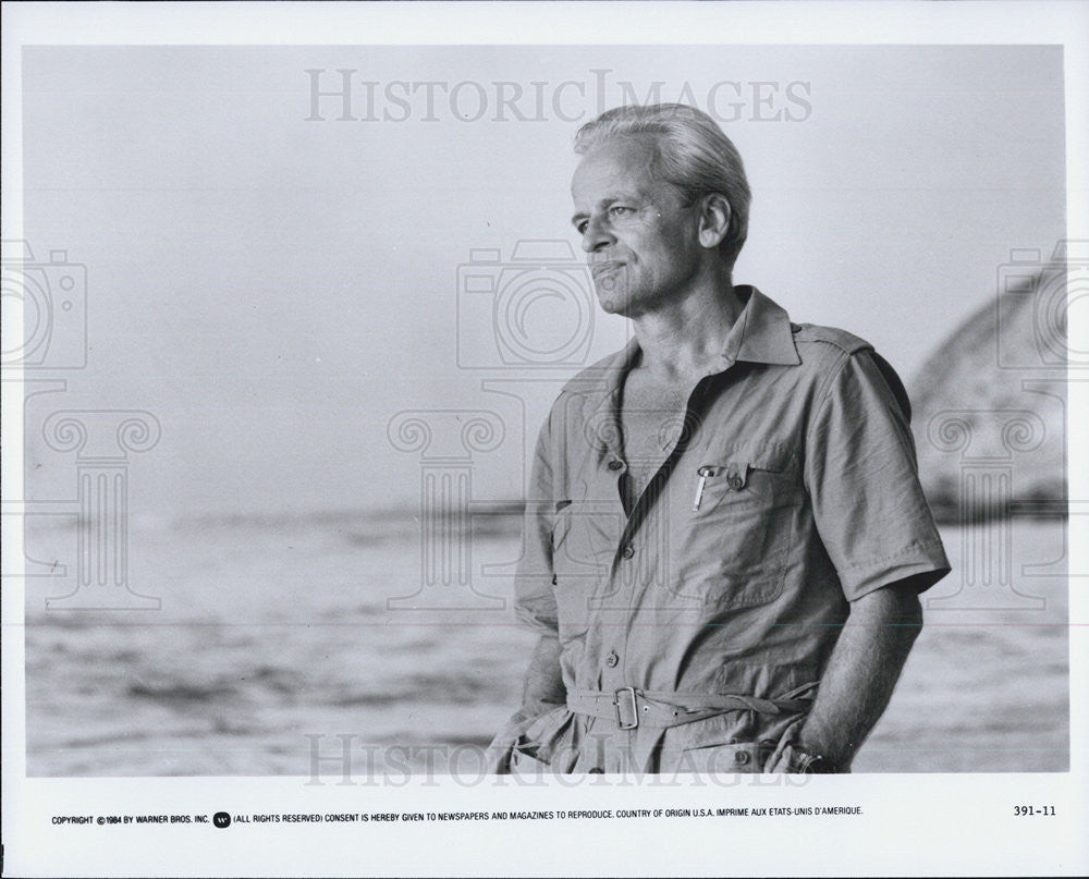 1984 Press Photo Man stands on beach in Warner Bros movie - Historic Images