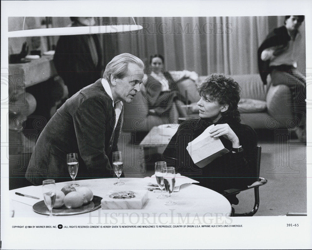 1984 Press Photo Actor and actress sitting at table having conversation - Historic Images