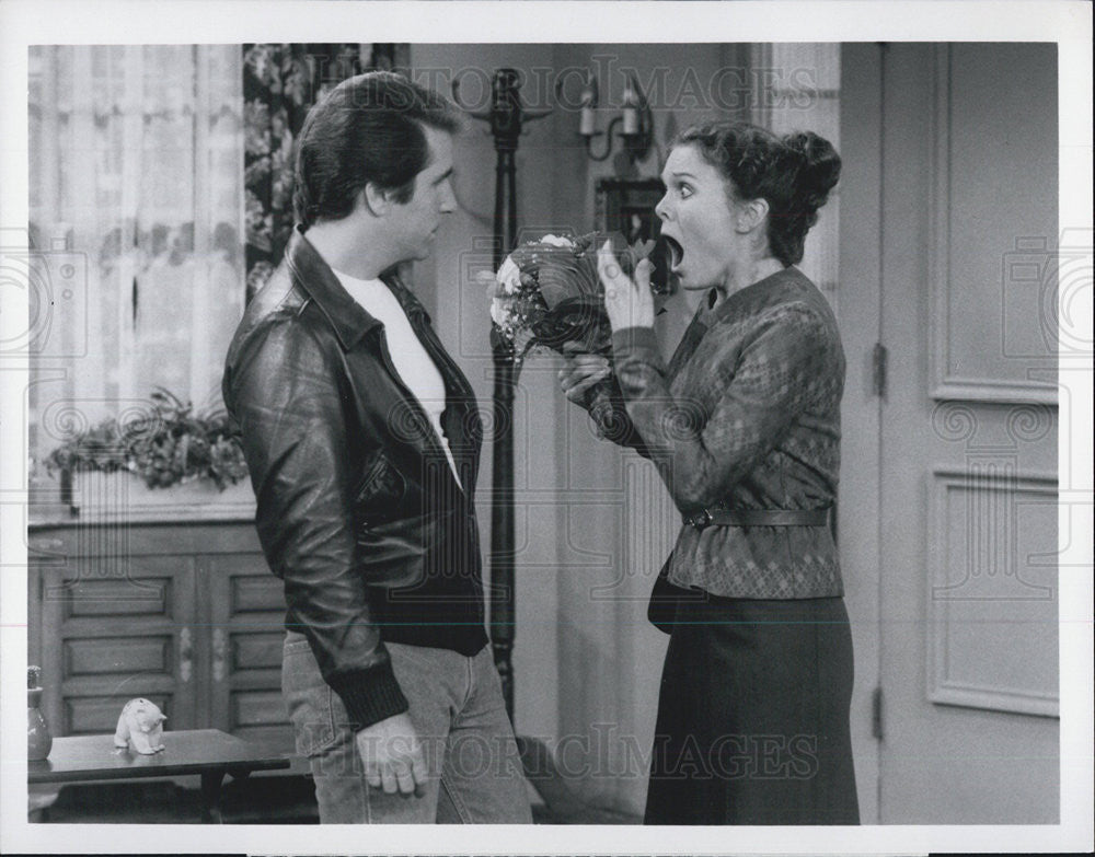 1981 Press Photo Actors Henry Winkler And Diane Diefendorf On &quot;Happy Days&quot; - Historic Images