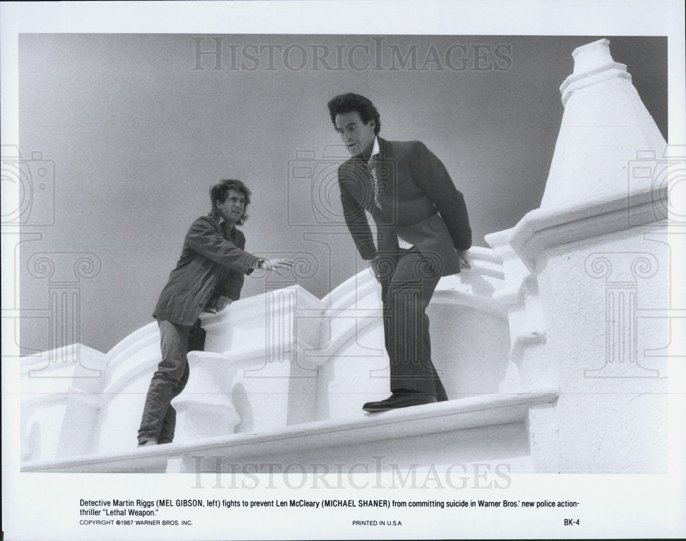 1987 Press Photo Actor Mel Gibson and Michael Shaner, Scene From Lethal Weapon - Historic Images