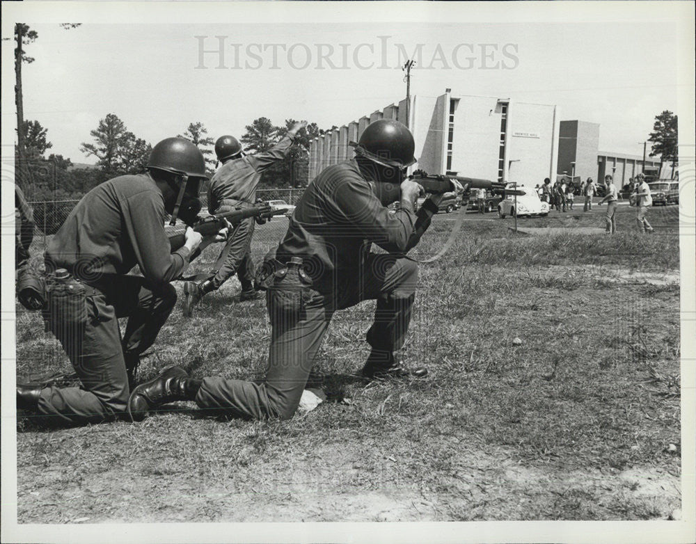 1981 Press Photo Natl Guard versus students at Kent State U - Historic Images