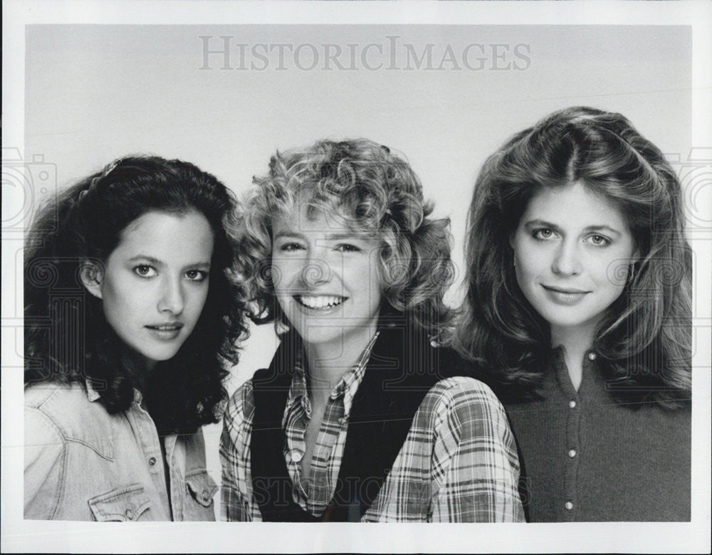 1982 Press Photo Dona Clark, Marilyn Jones and Linda Hamilton in King&#39;s Crossing - Historic Images