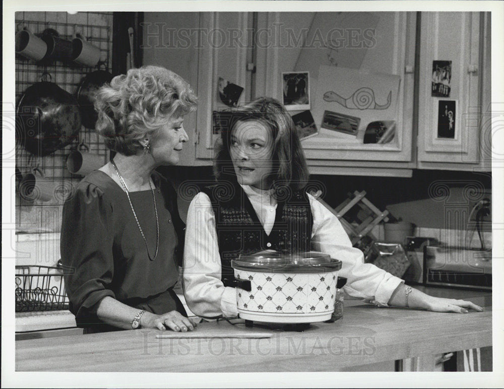 1985 Press Photo Actors Patti Karr And Jane Curtin Starring In &quot;Kate &amp; Allie&quot; - Historic Images