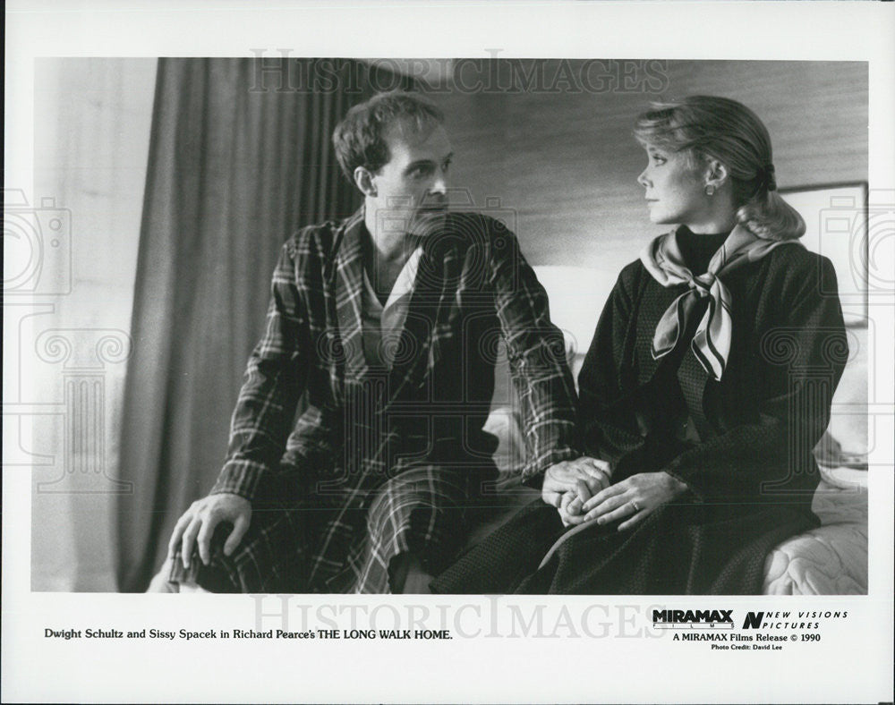 1990 Press Photo Actors Dwight Schultz And Sissy Spacek In &quot;The Long Walk Home&quot; - Historic Images