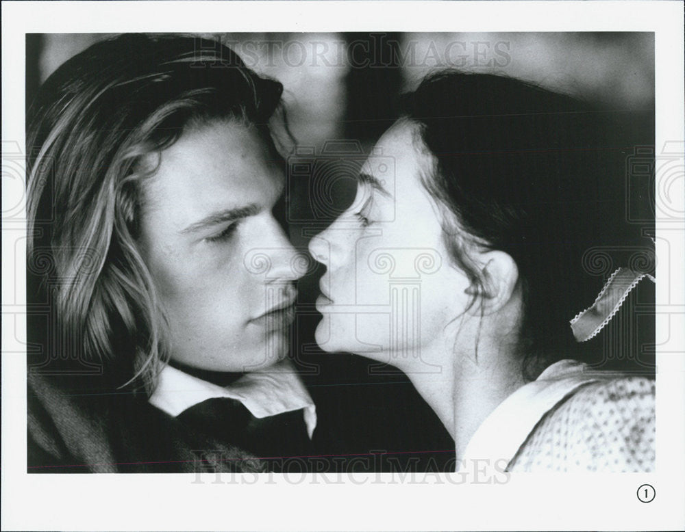 Press Photo Scene from unknown romantic movie - Historic Images